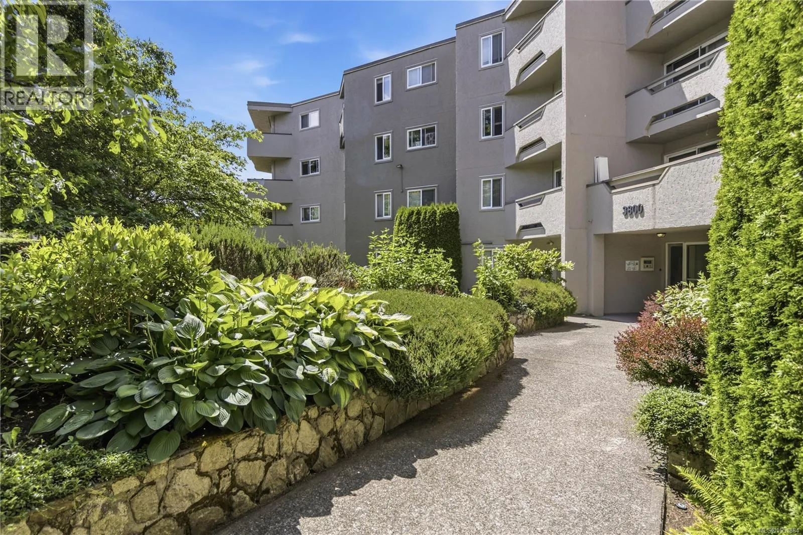 206 3800 Quadra St