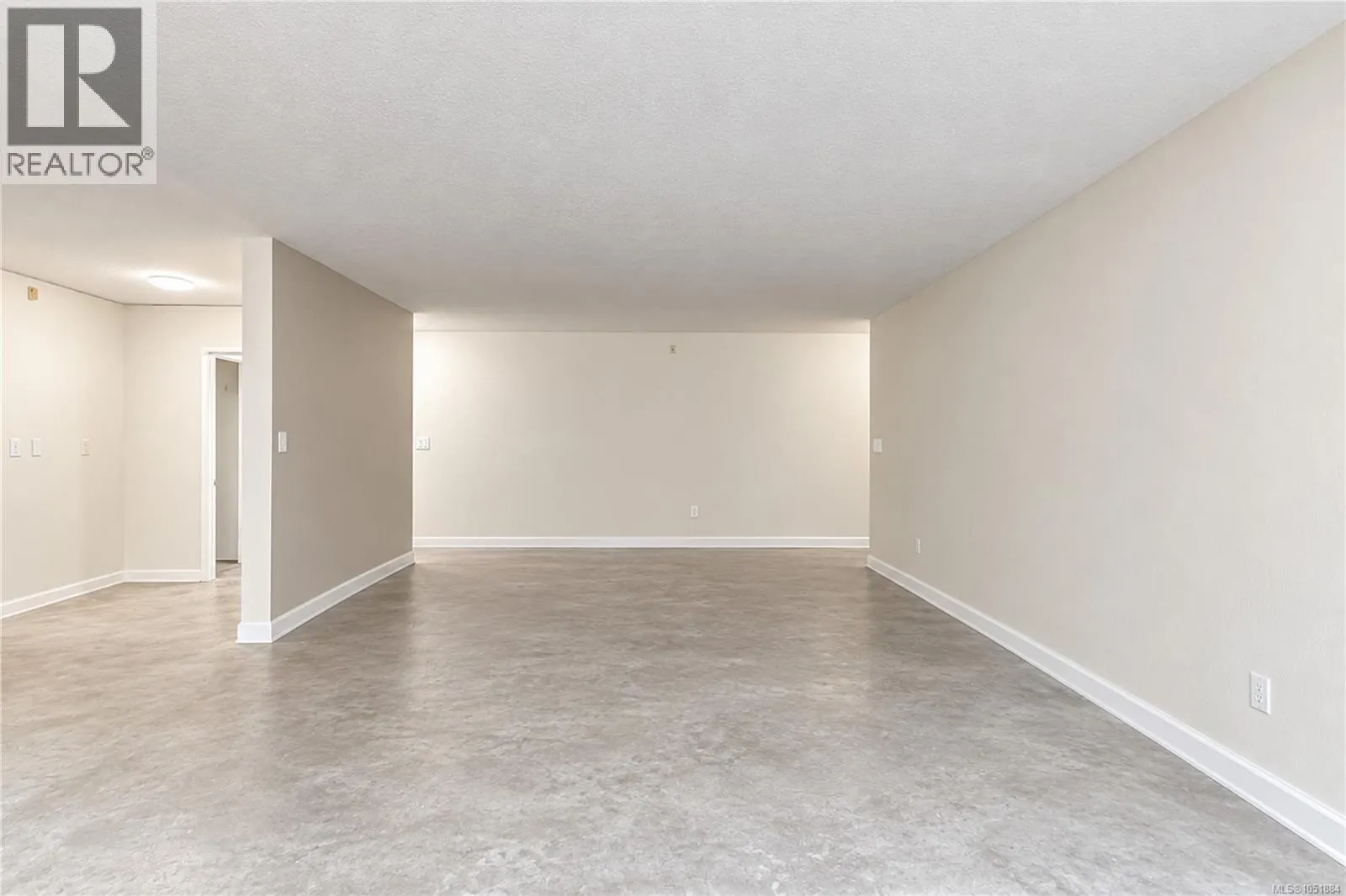 206 3800 Quadra St