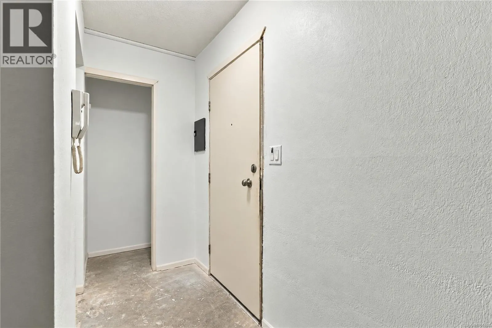 206 3800 Quadra St