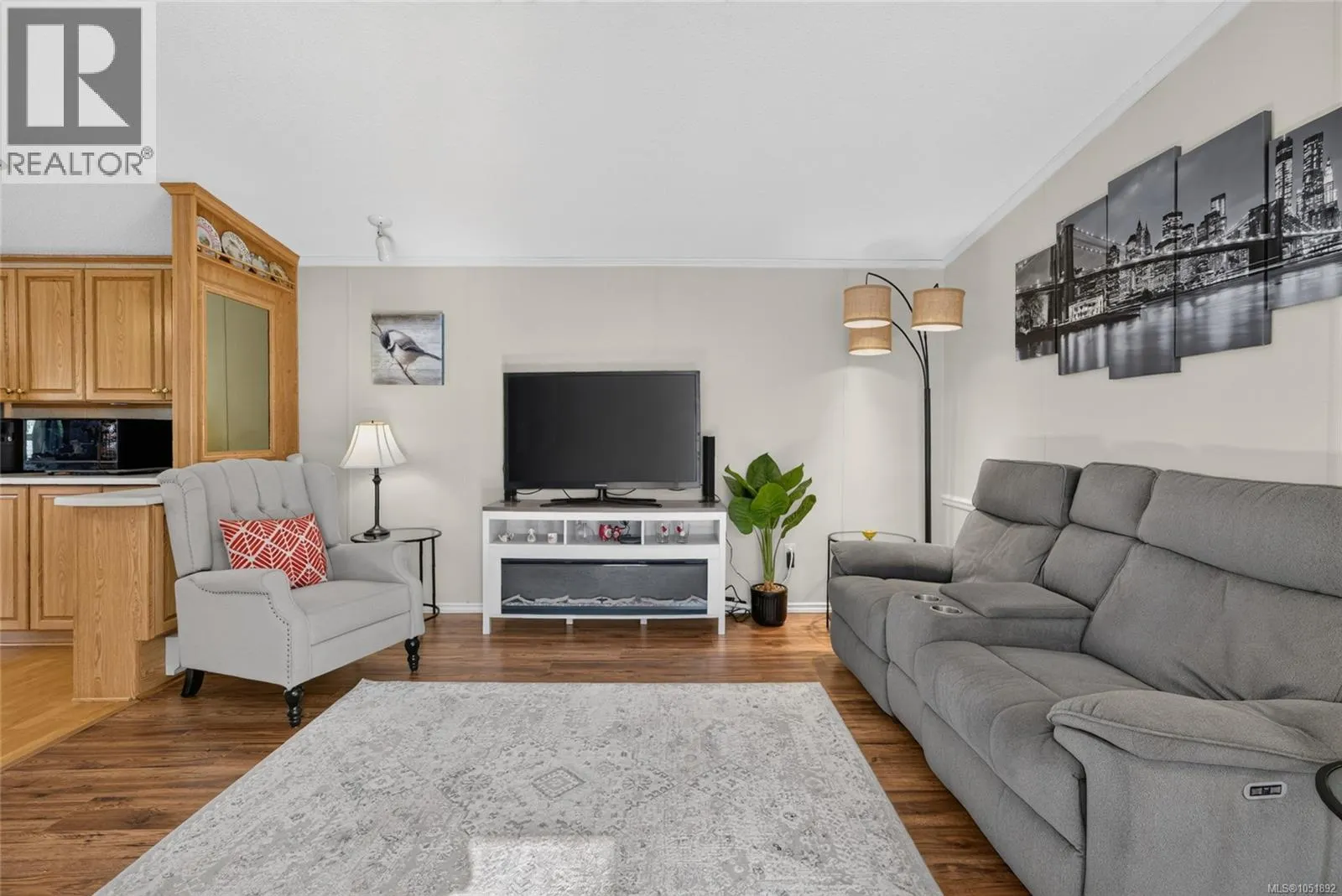 24 7401 Central Saanich Rd
