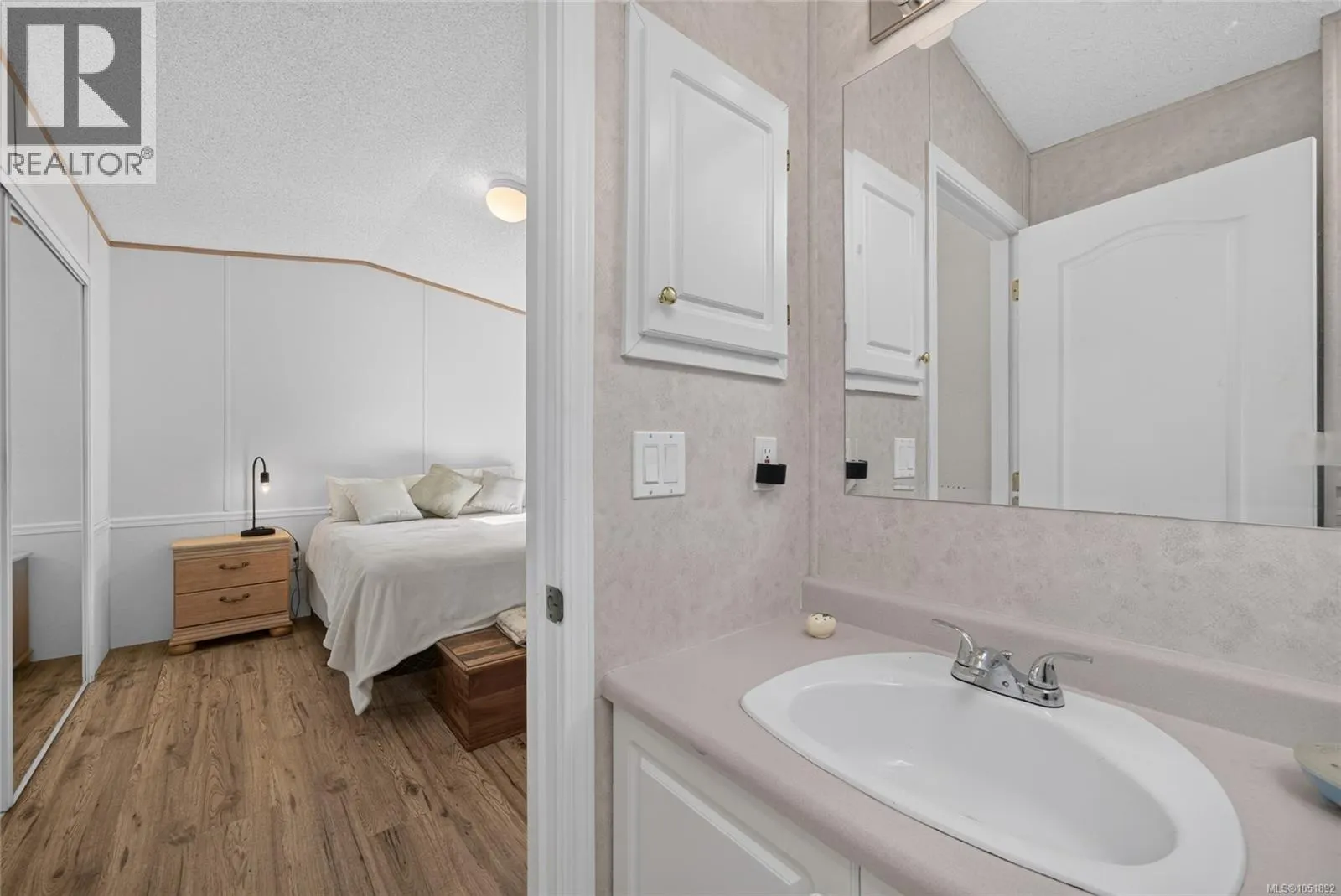 24 7401 Central Saanich Rd