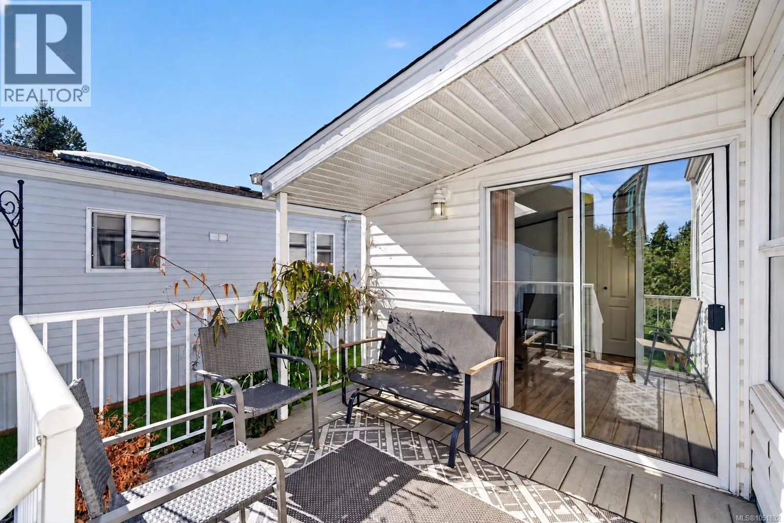 24 7401 Central Saanich Rd