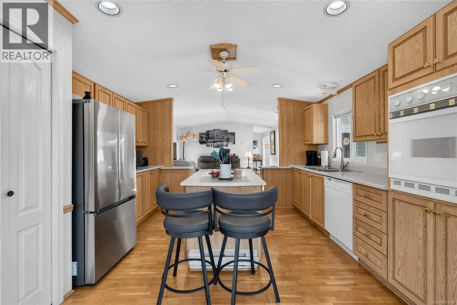 24 7401 Central Saanich Rd