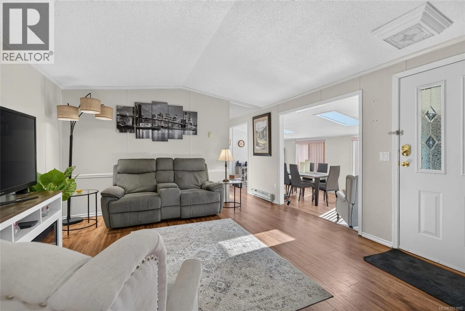 24 7401 Central Saanich Rd