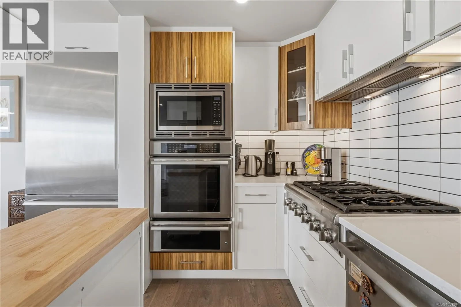 6 9667A First St