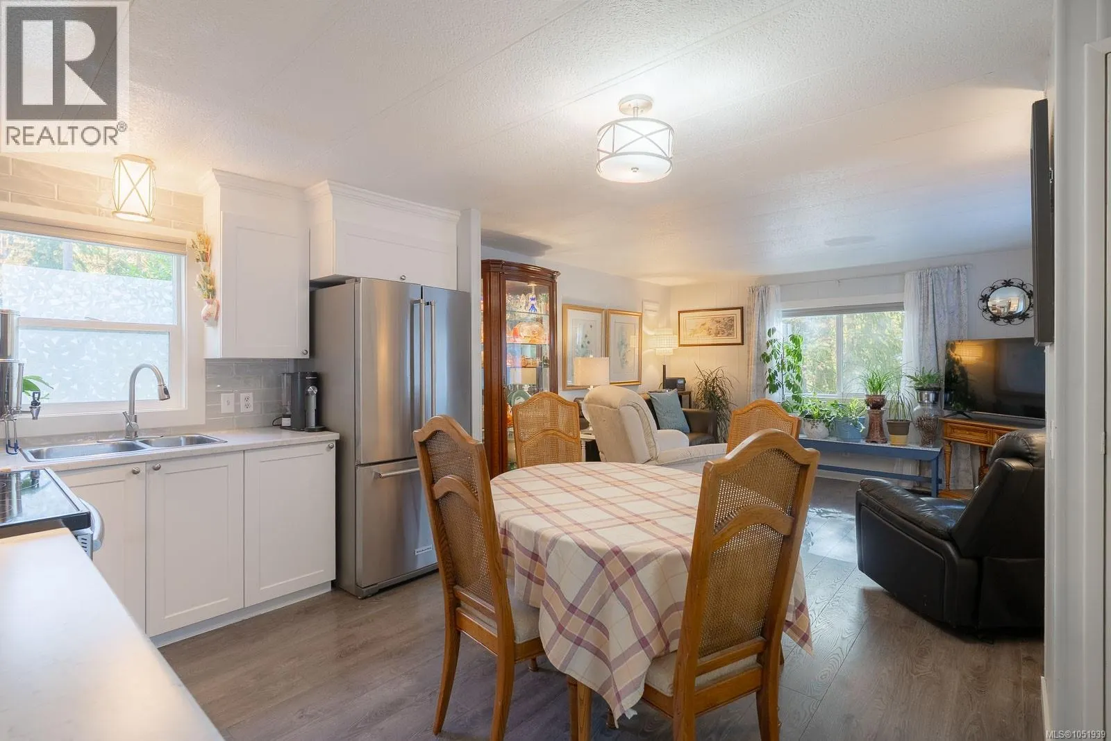 2 3258 Alberni Hwy