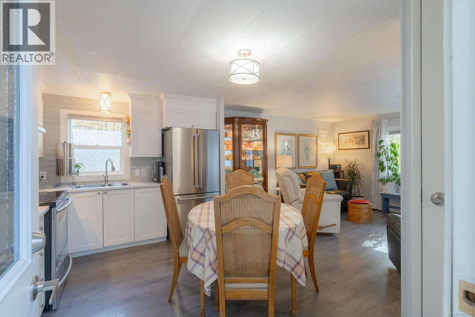 2 3258 Alberni Hwy