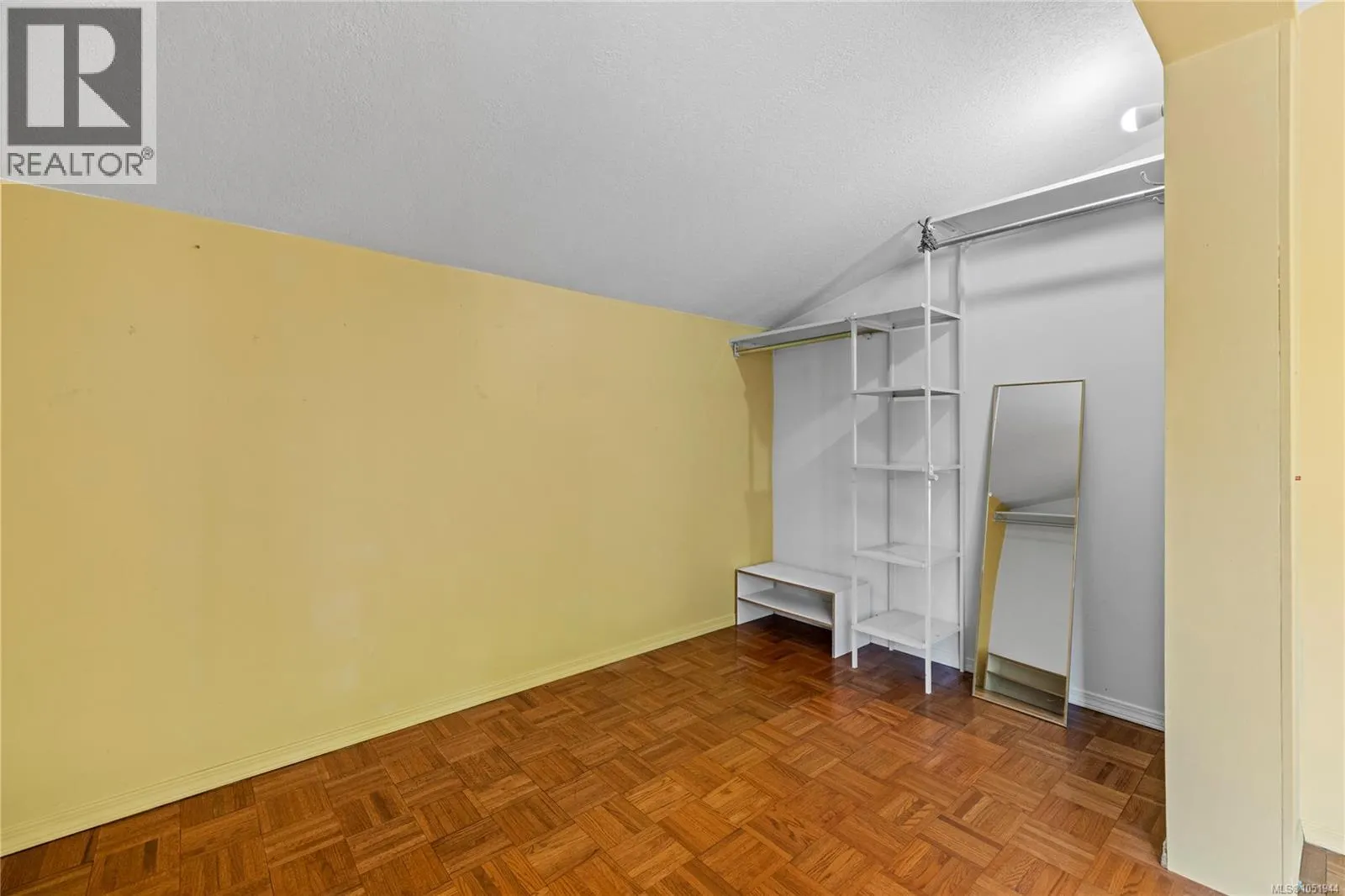 443 Hoylake Rd W