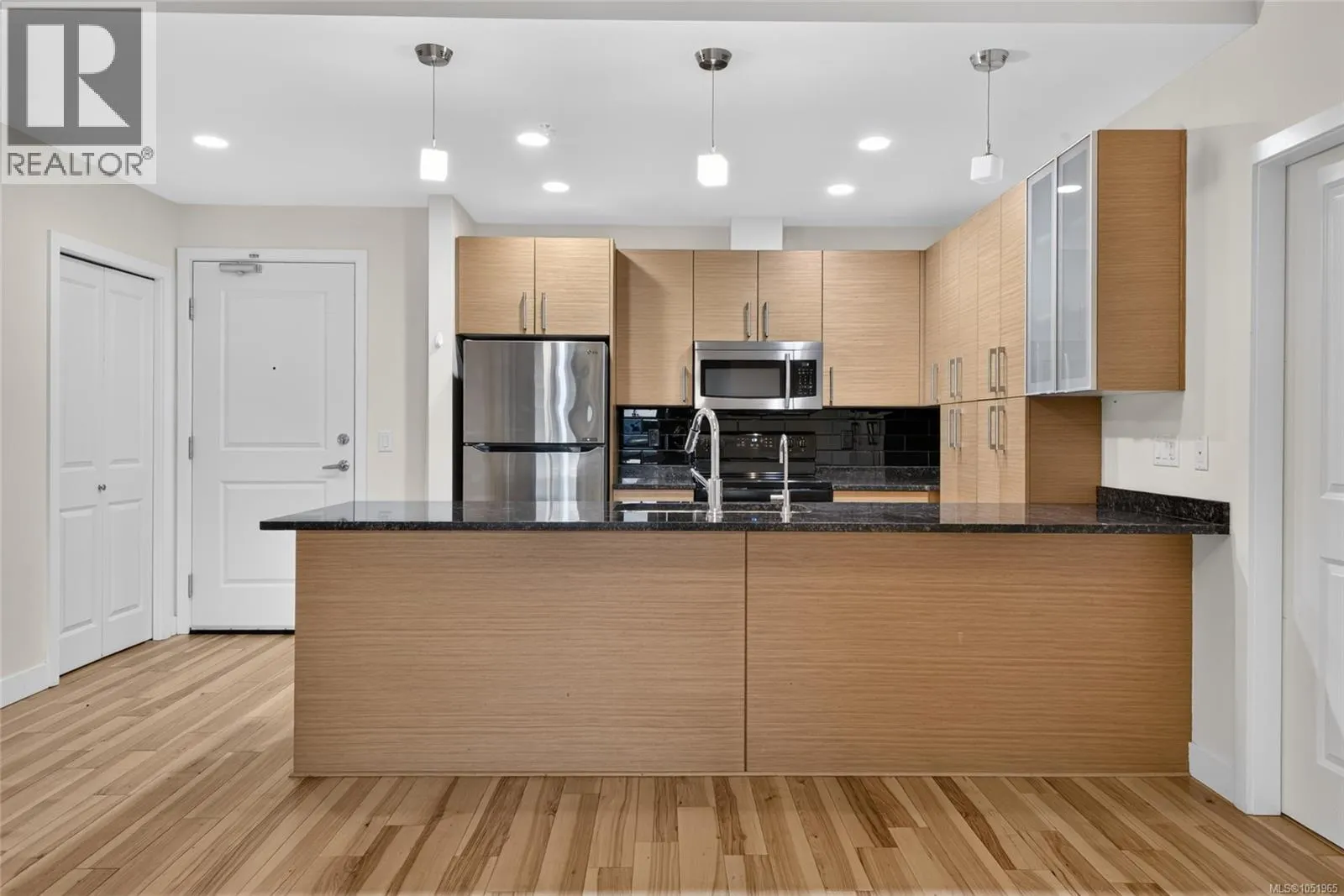 306 4394 West Saanich Rd