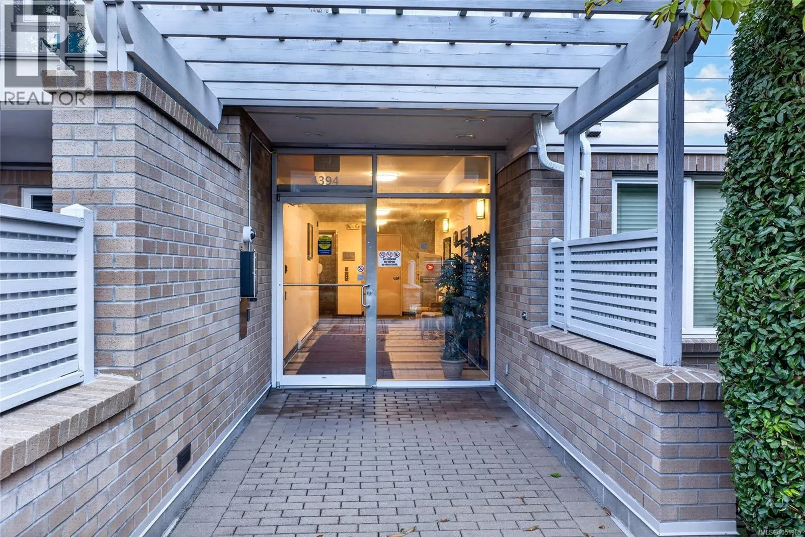 306 4394 West Saanich Rd