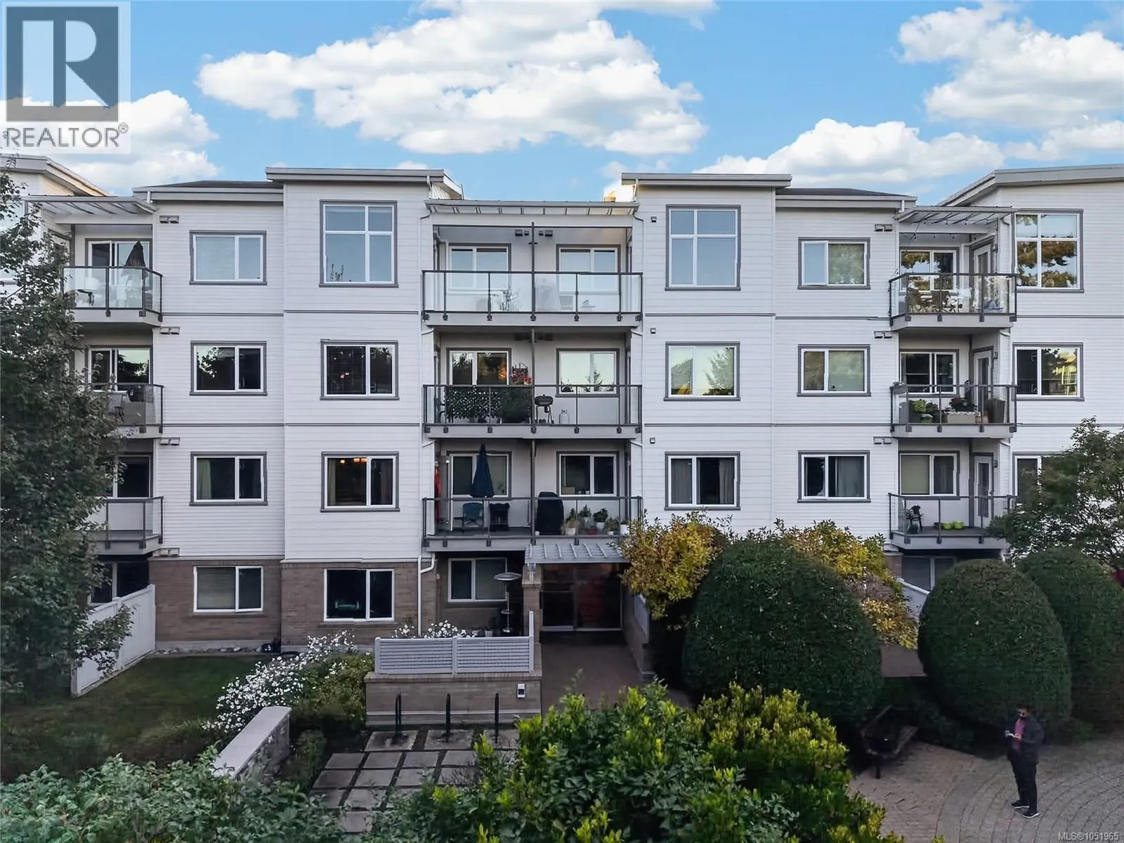 306 4394 West Saanich Rd