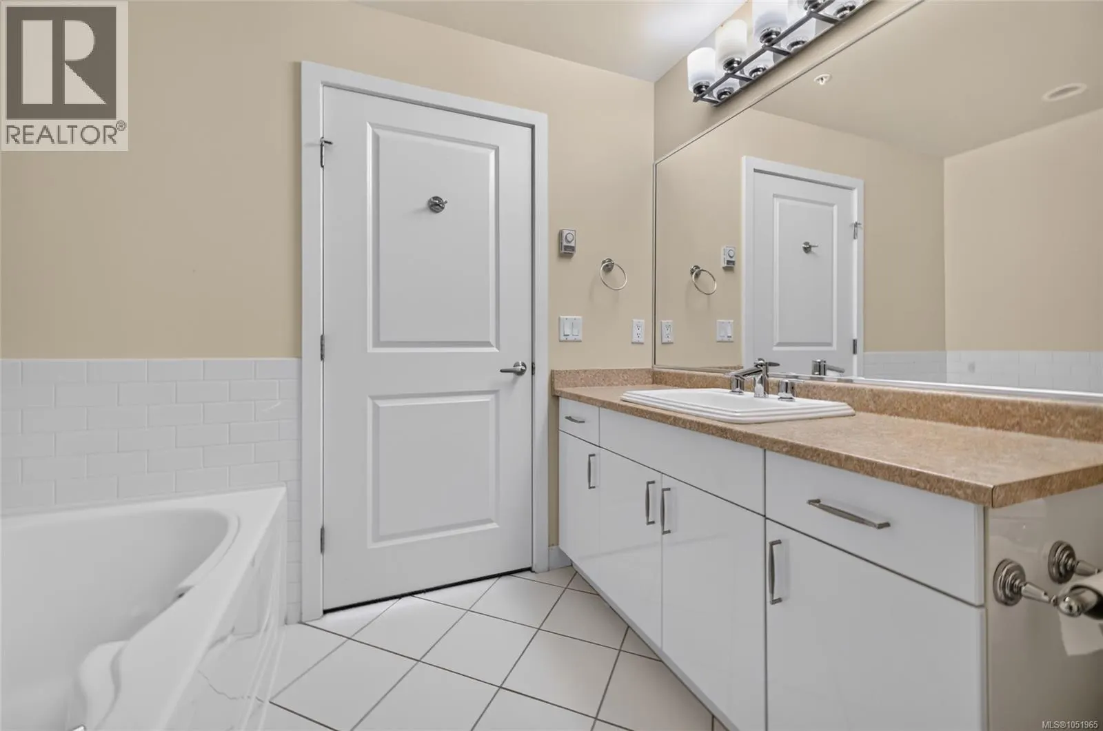 306 4394 West Saanich Rd