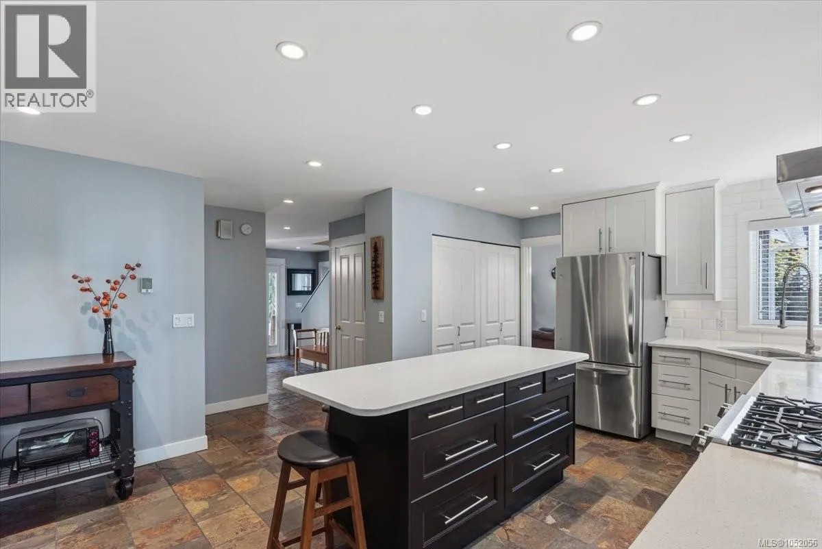 558 Johnstone Rd