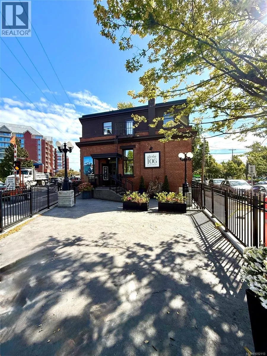 106 Superior St