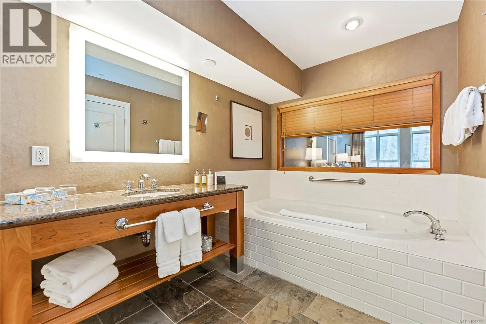 102/104A 1376 Lynburne Pl
