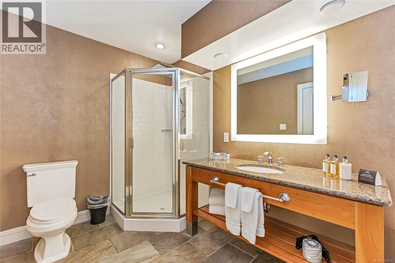 102/104A 1376 Lynburne Pl