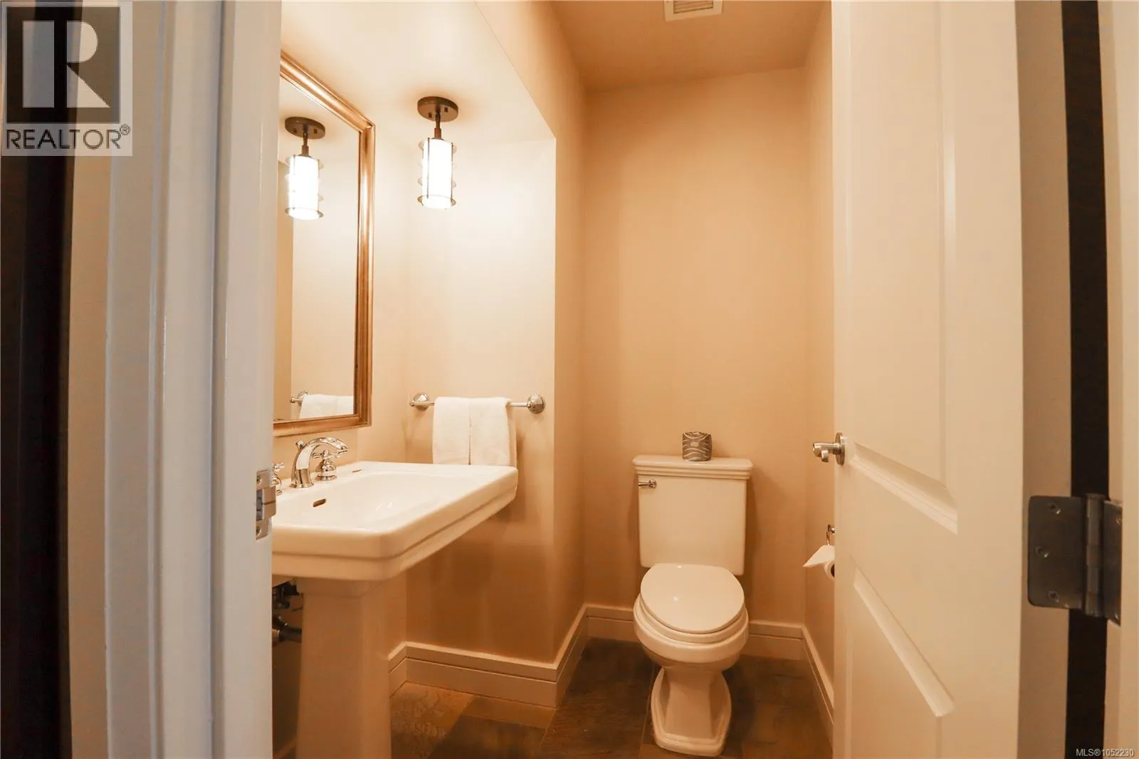102/104A 1376 Lynburne Pl