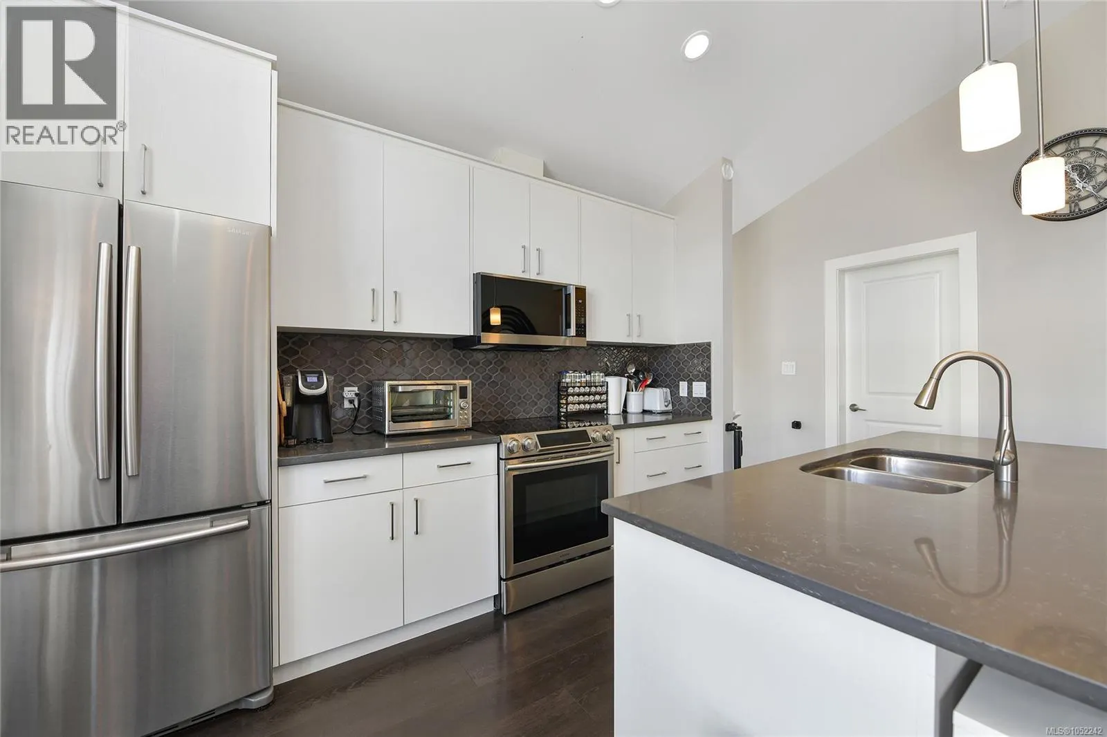 1005 Boeing Close