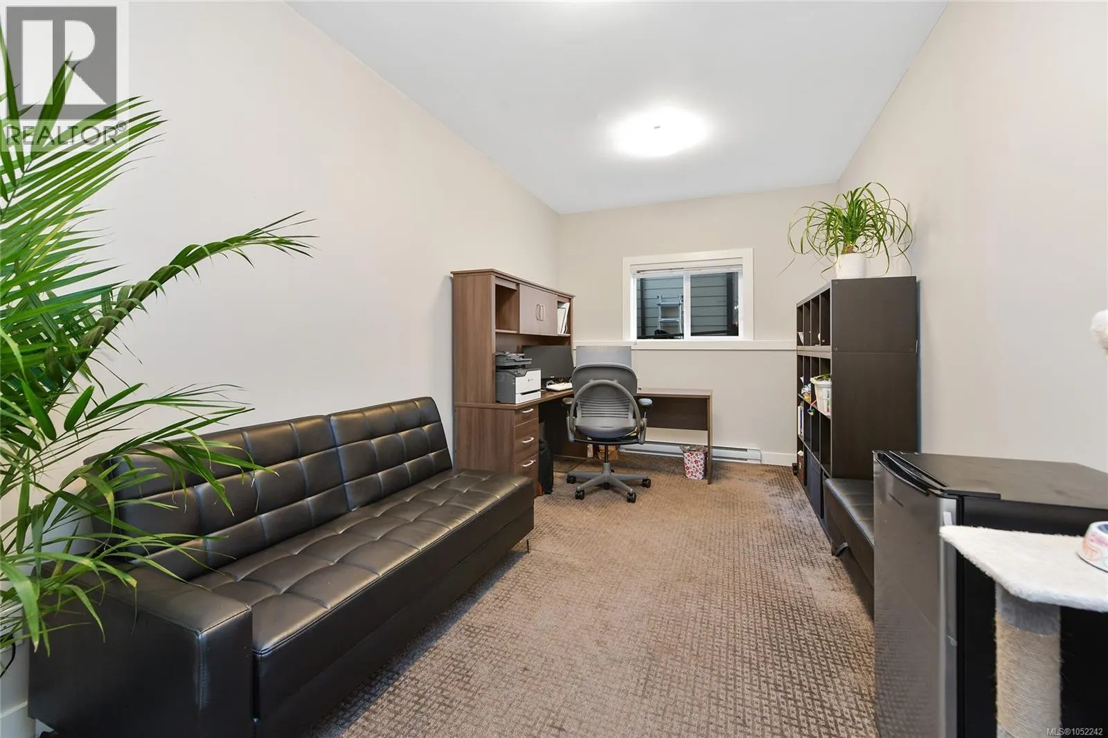 1005 Boeing Close