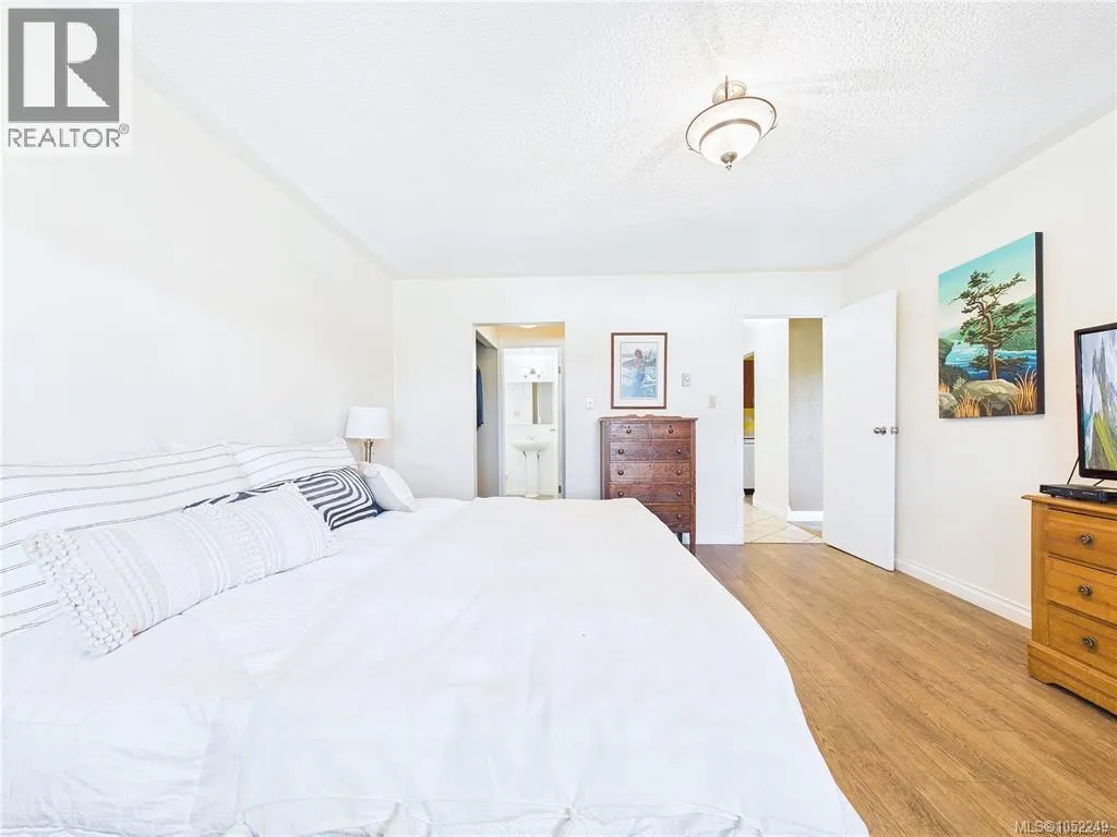 401 1665 Oak Bay Ave