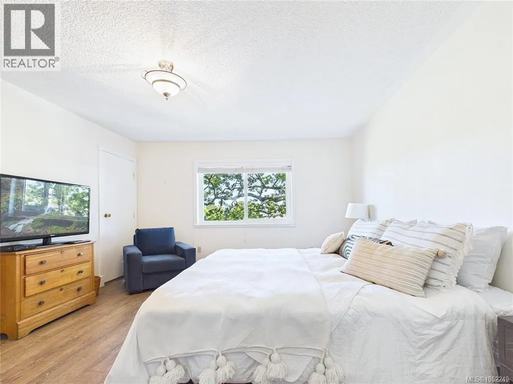 401 1665 Oak Bay Ave