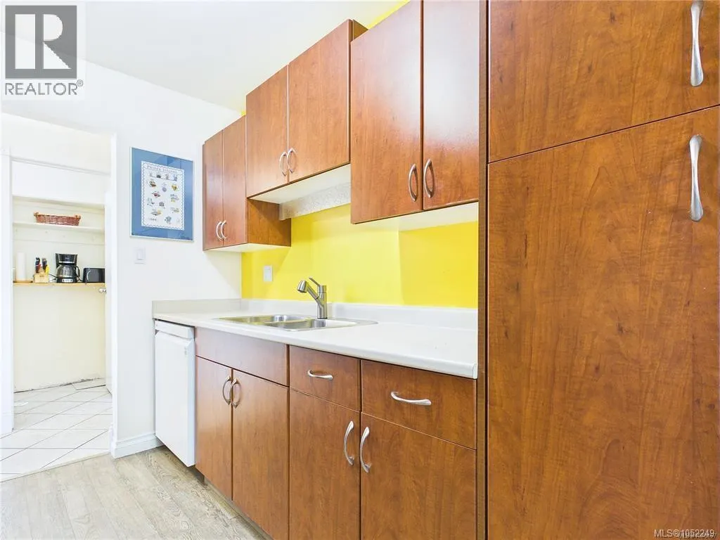401 1665 Oak Bay Ave