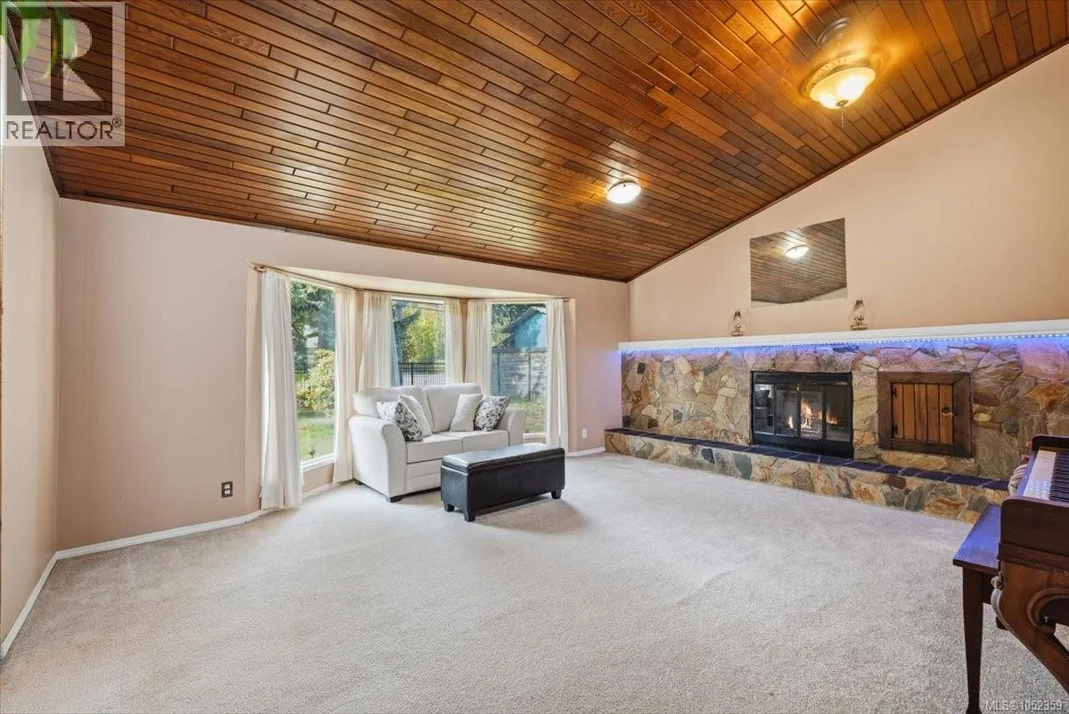 944 POPLAR Way