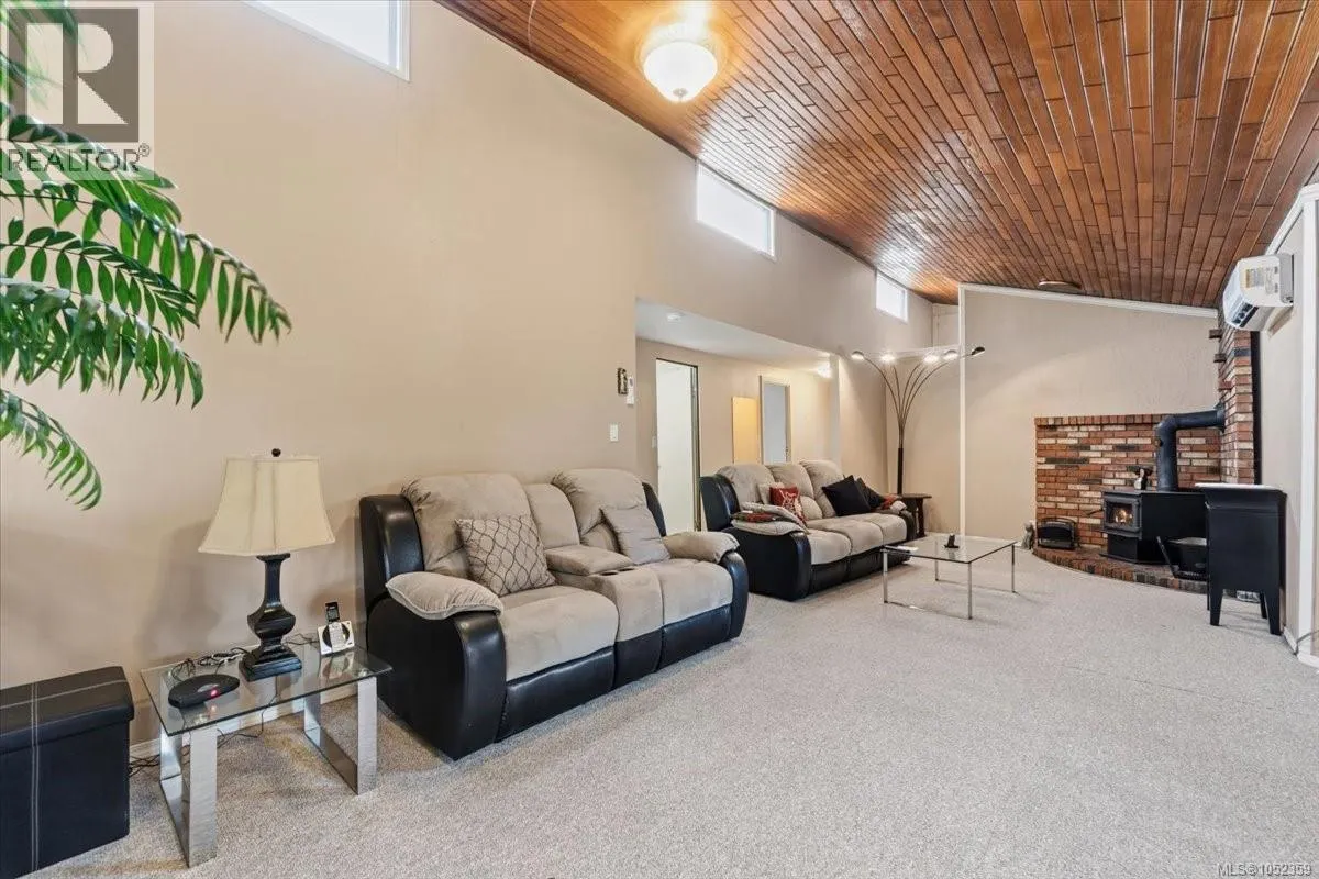 944 POPLAR Way
