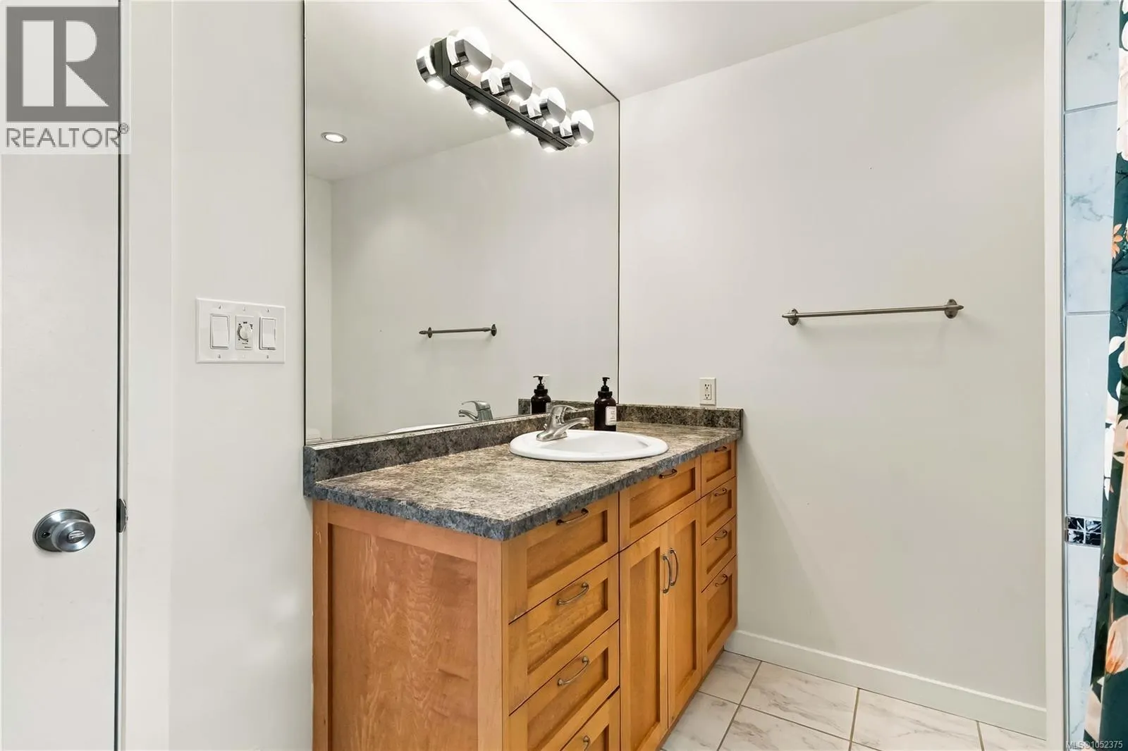 1025 Greenridge Cres