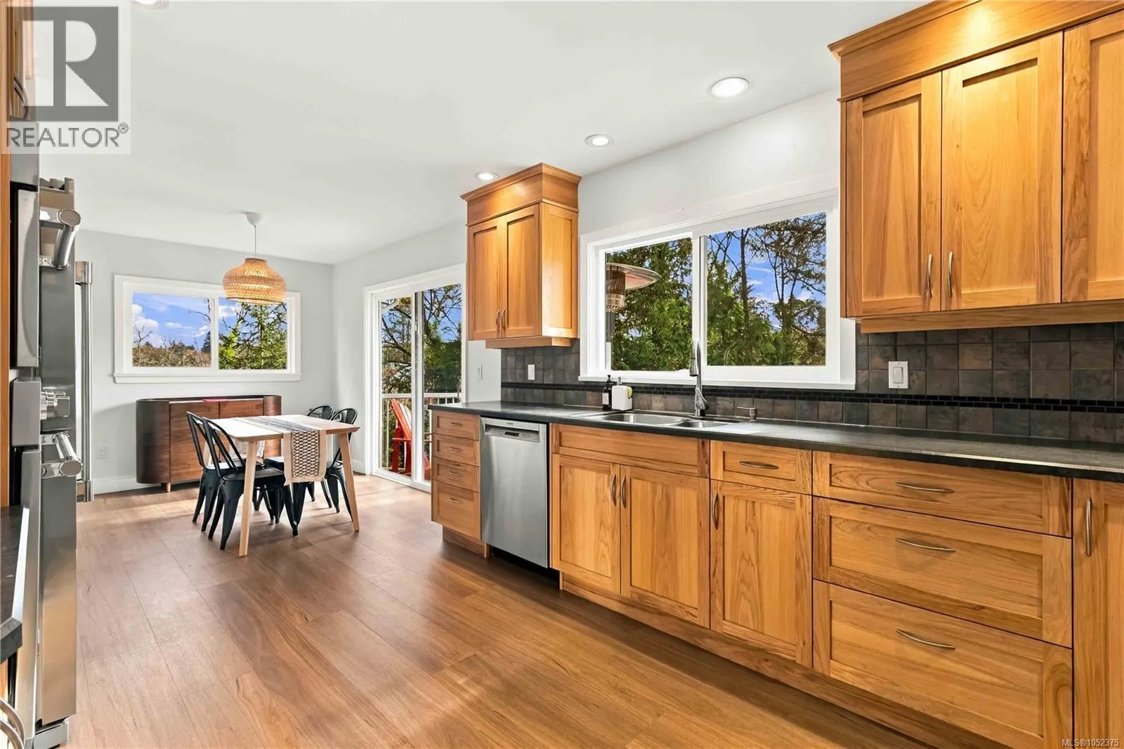 1025 Greenridge Cres