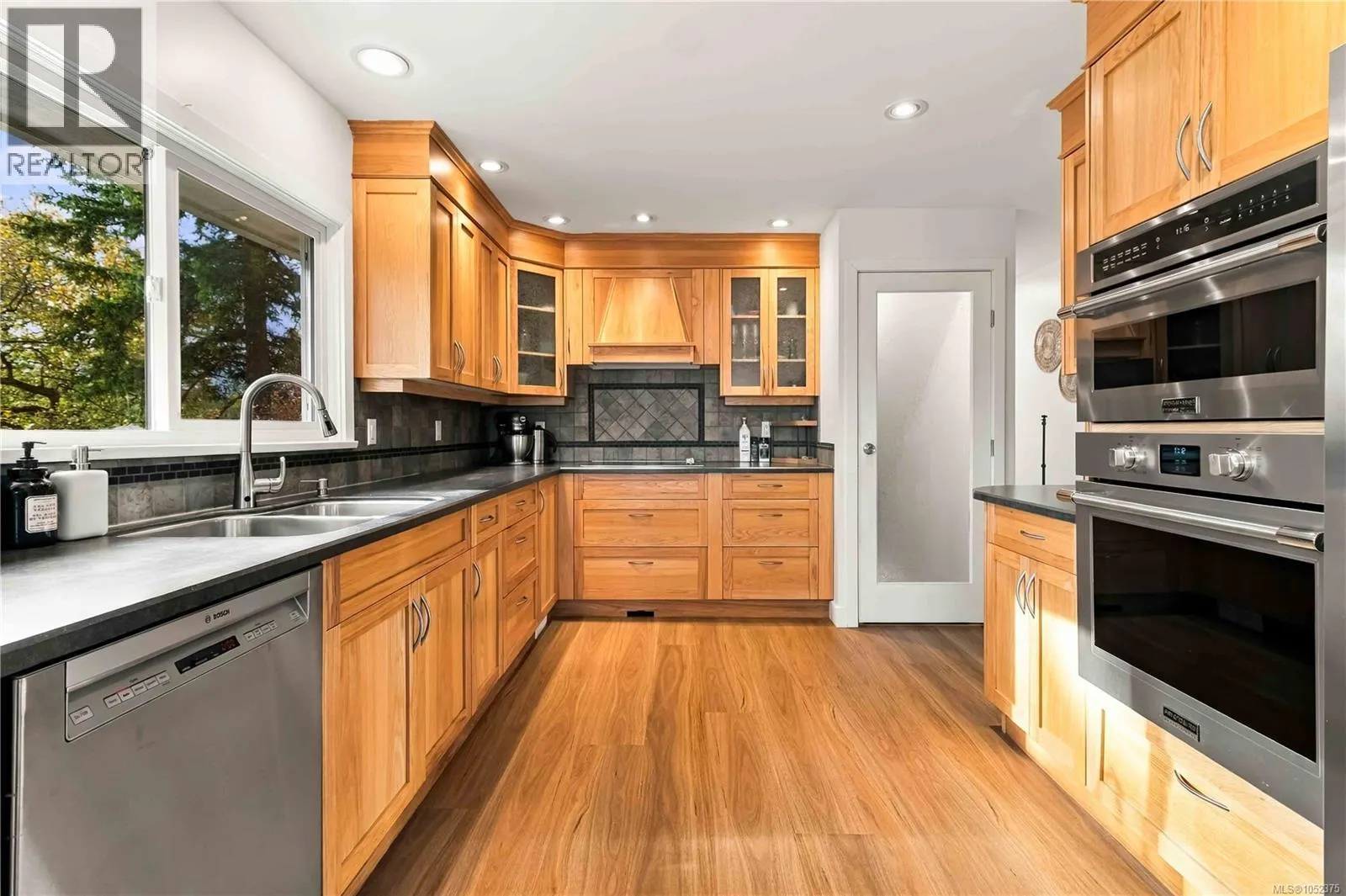 1025 Greenridge Cres