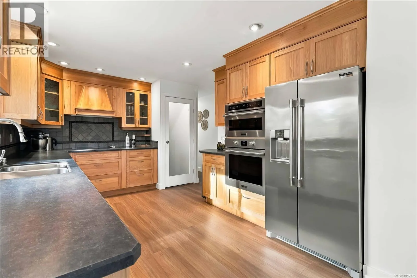1025 Greenridge Cres