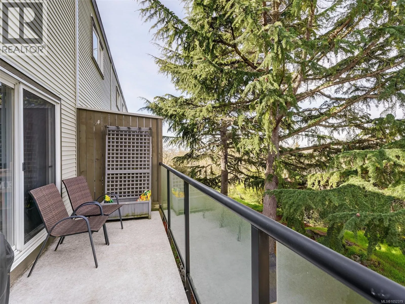201 991 Cloverdale Ave