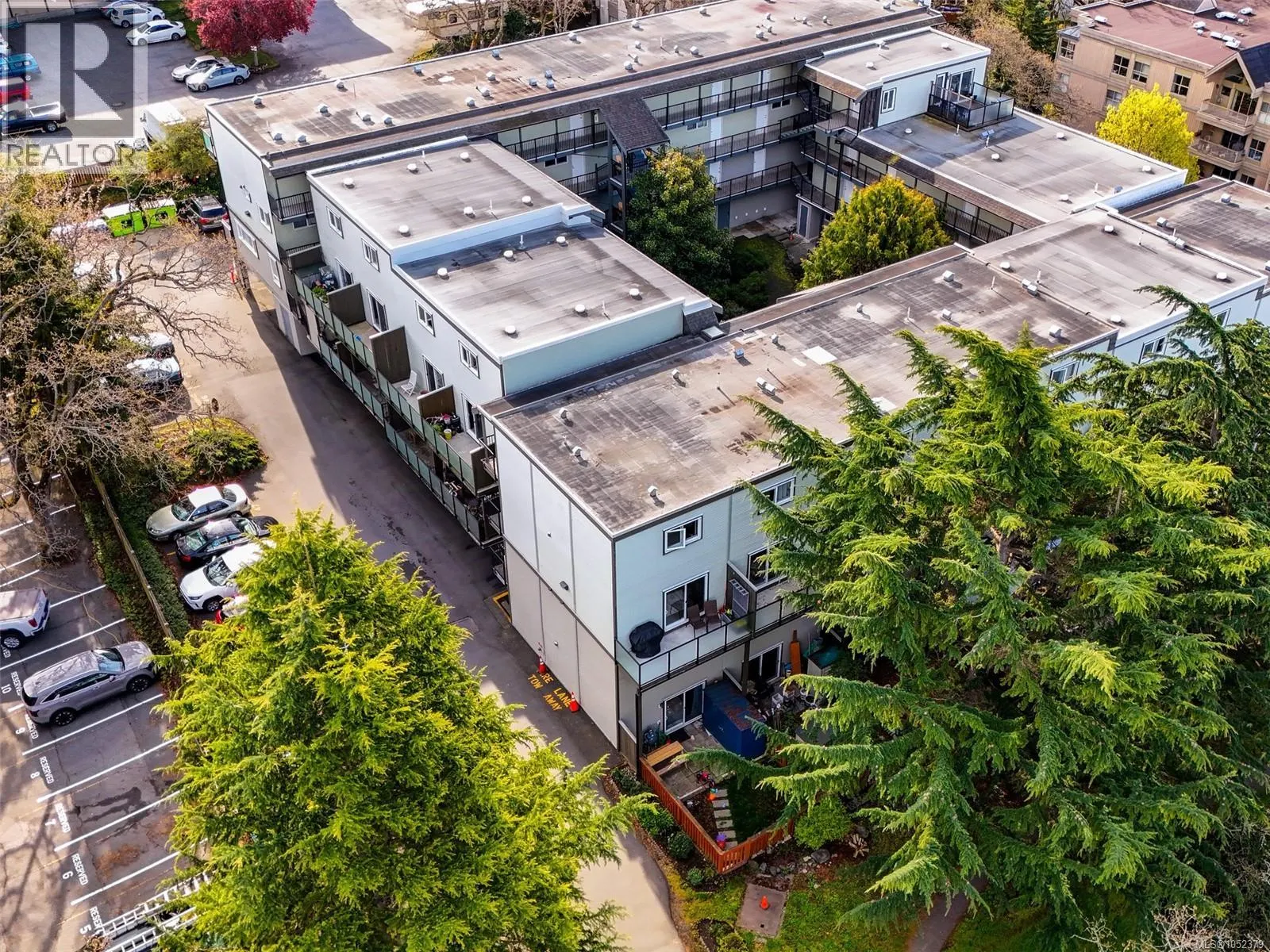 201 991 Cloverdale Ave
