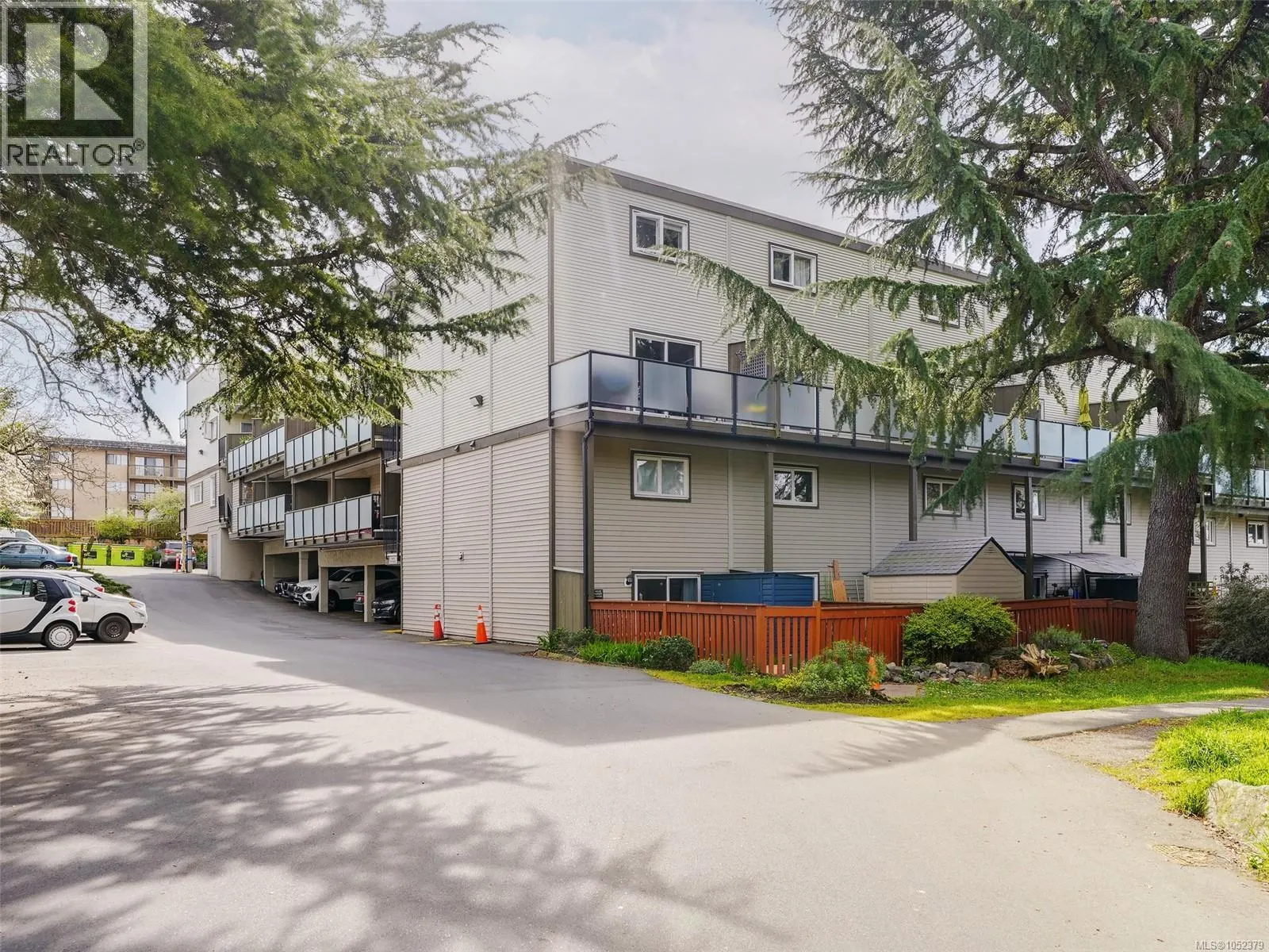201 991 Cloverdale Ave