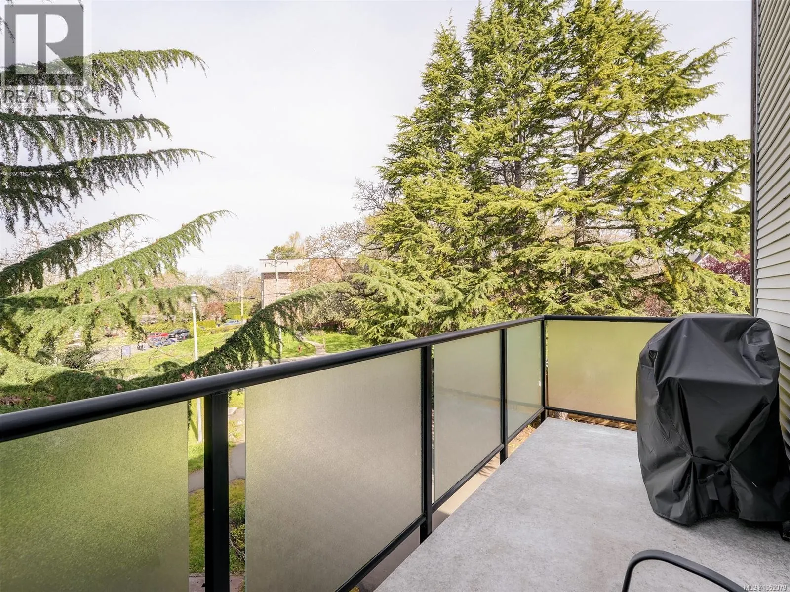 201 991 Cloverdale Ave