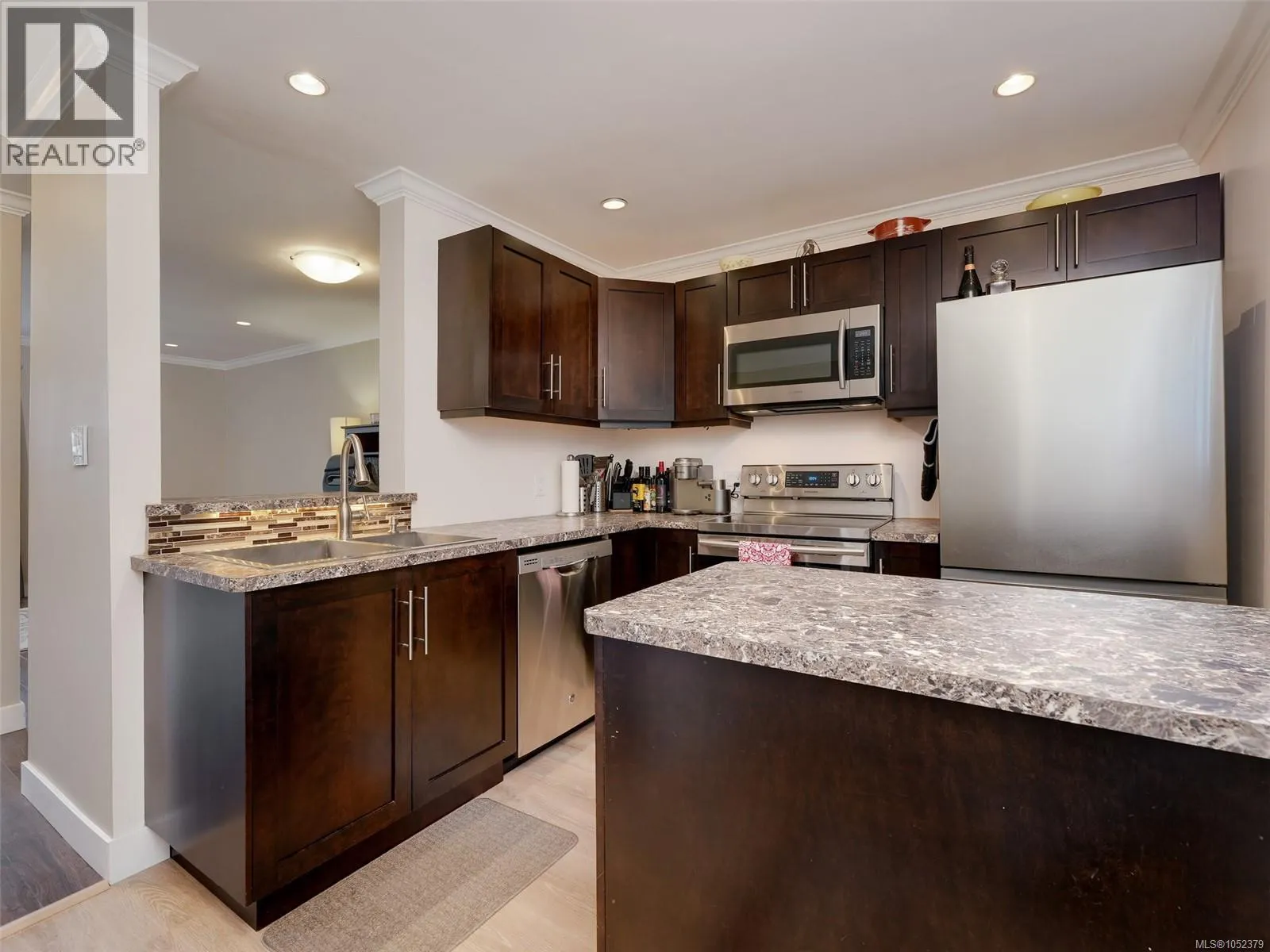 201 991 Cloverdale Ave