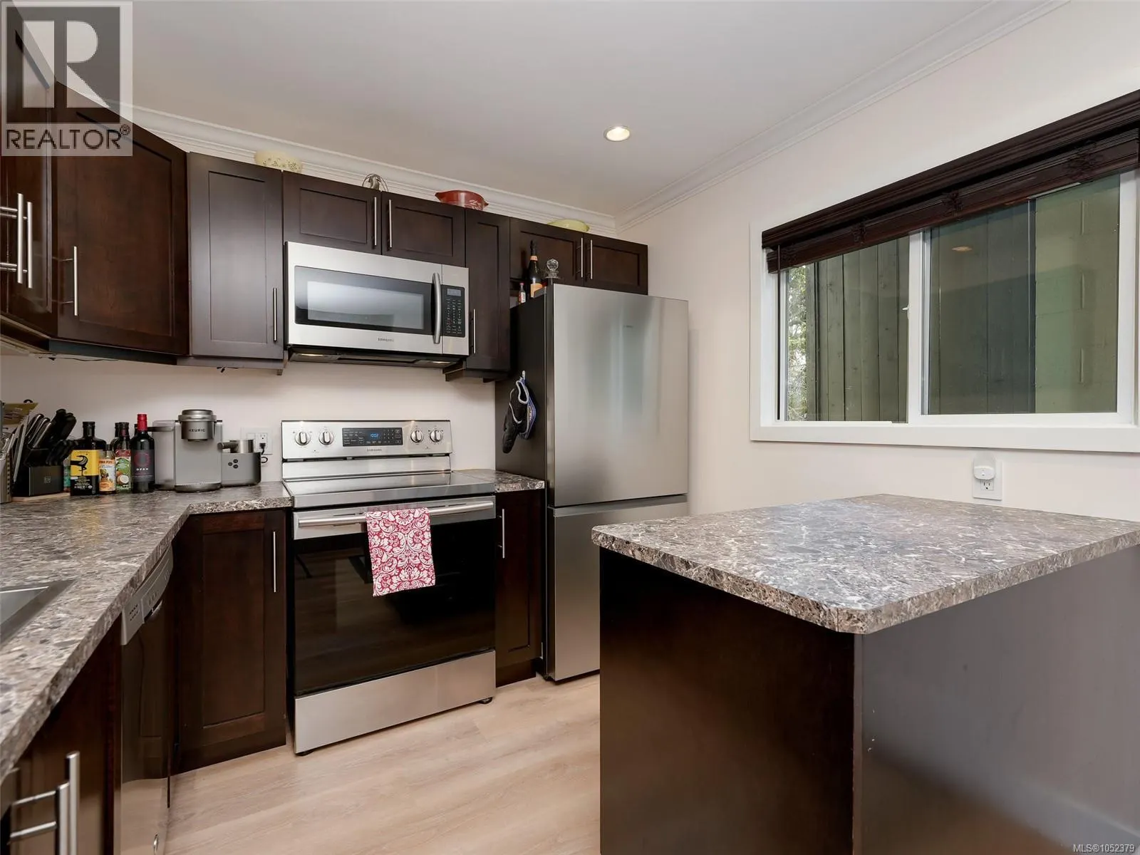 201 991 Cloverdale Ave