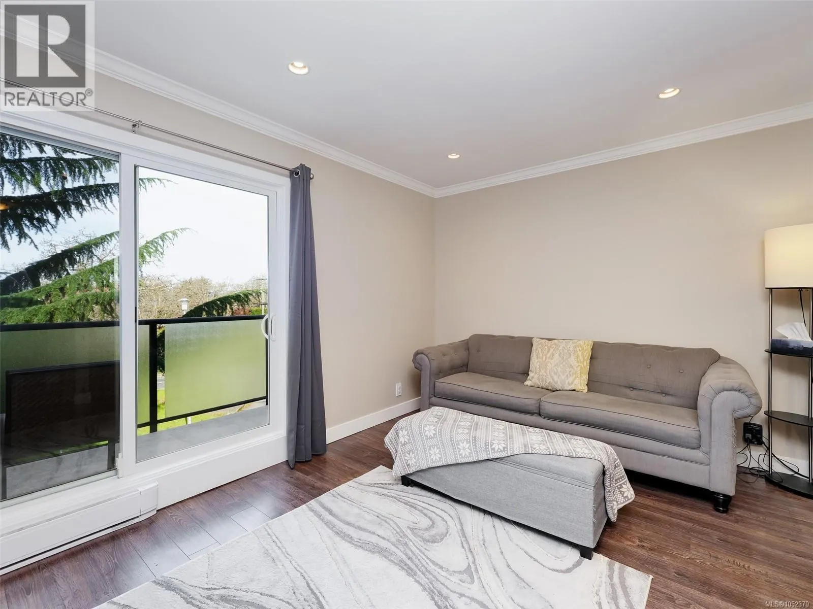 201 991 Cloverdale Ave