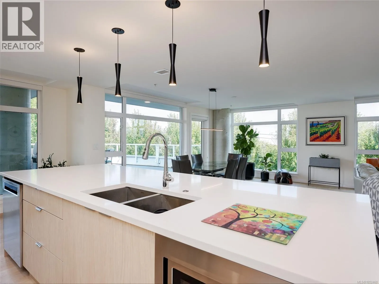 M102 5118 Cordova Bay Rd