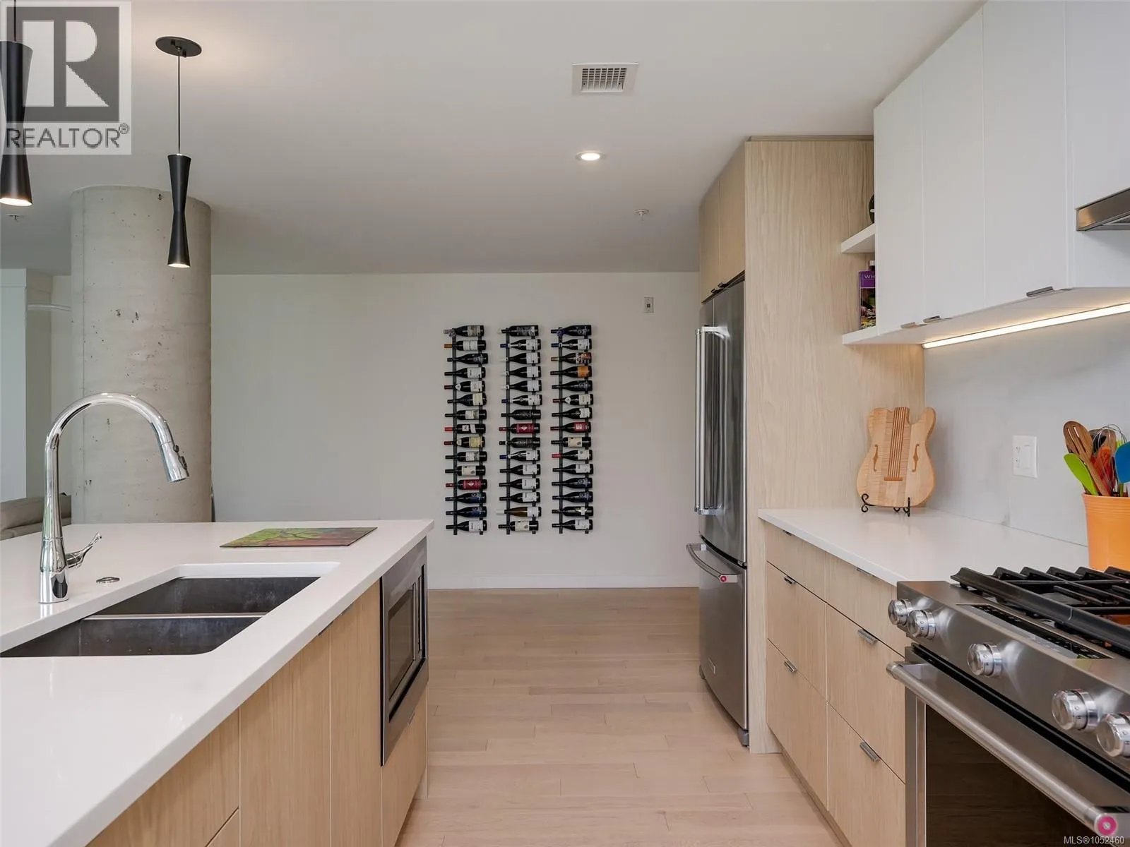 M102 5118 Cordova Bay Rd