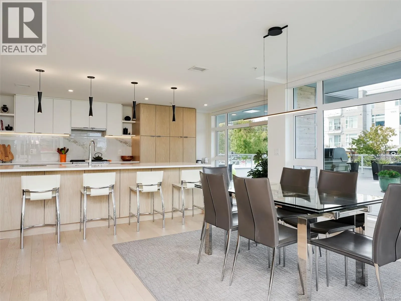 M102 5118 Cordova Bay Rd