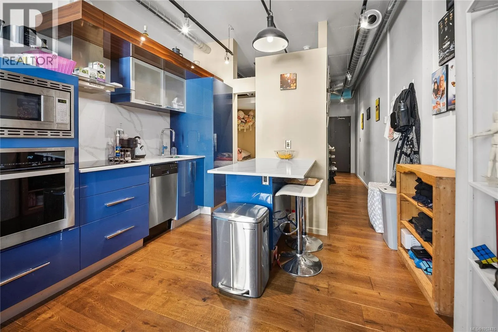 415 1029 View St