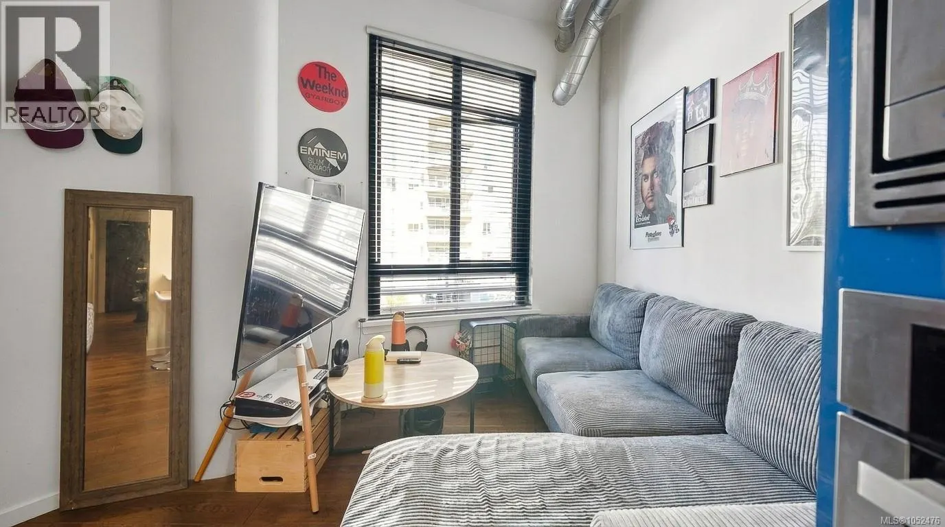 415 1029 View St