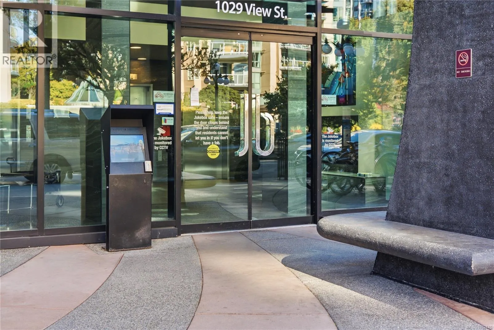 415 1029 View St