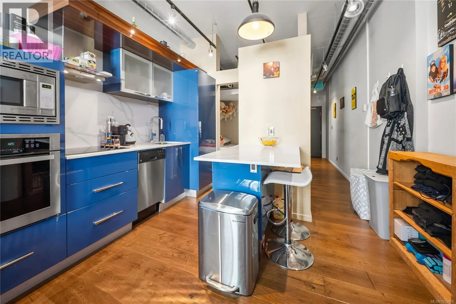 415 1029 View St