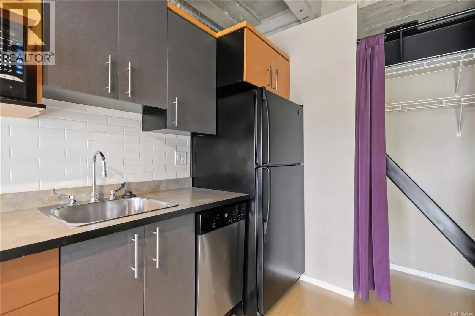 406 1061 Fort St