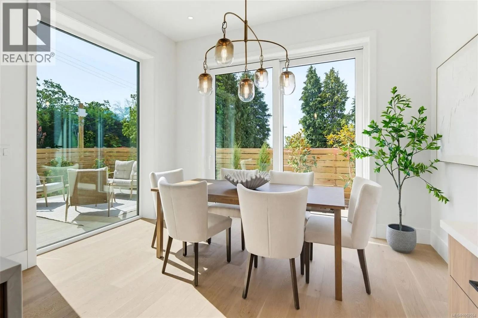 1 3024 Cadboro Bay Rd