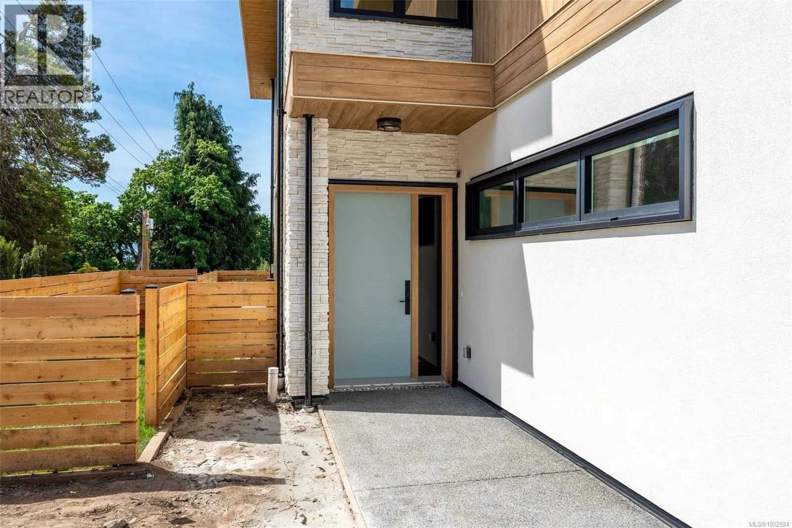 1 3024 Cadboro Bay Rd