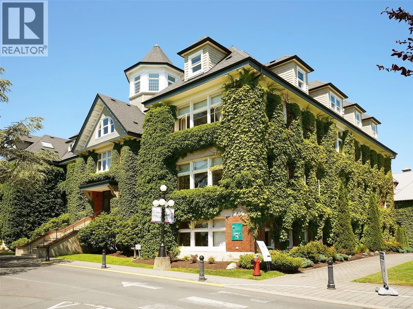 1882 Neil St